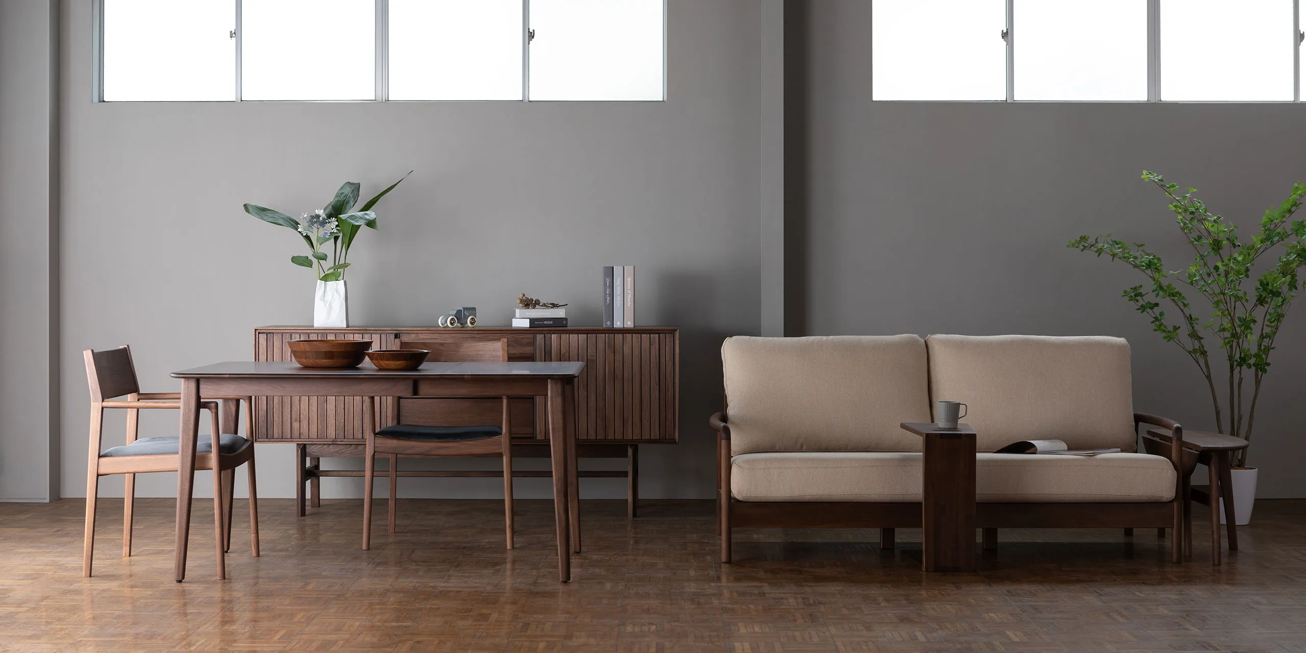 ナチュラルな木製ダイニングセットとソファのコーディネート例