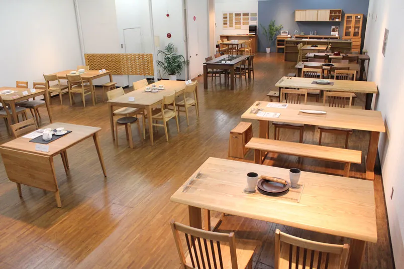 家具が展示されたショールーム内観、ダイニングテーブルやチェア