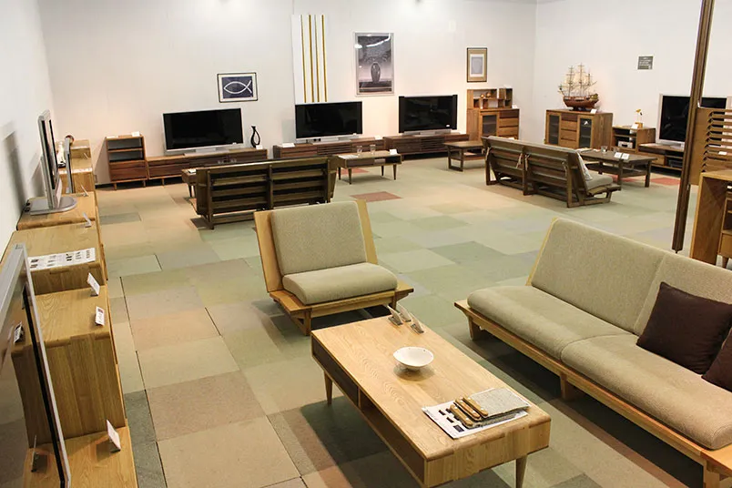 畳敷きフロアに配置された和モダン木製家具の展示空間