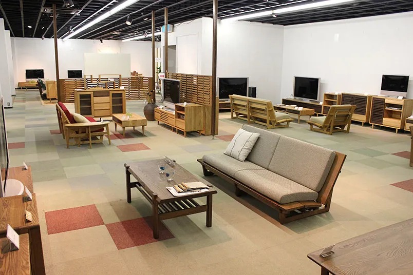 天井の高い広々とした木製家具総合展示ショールーム
