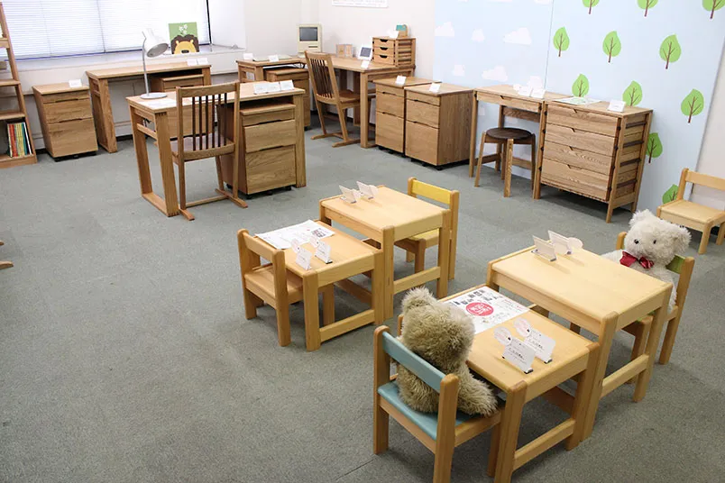 子ども用学習デスクと椅子の木製家具展示エリア