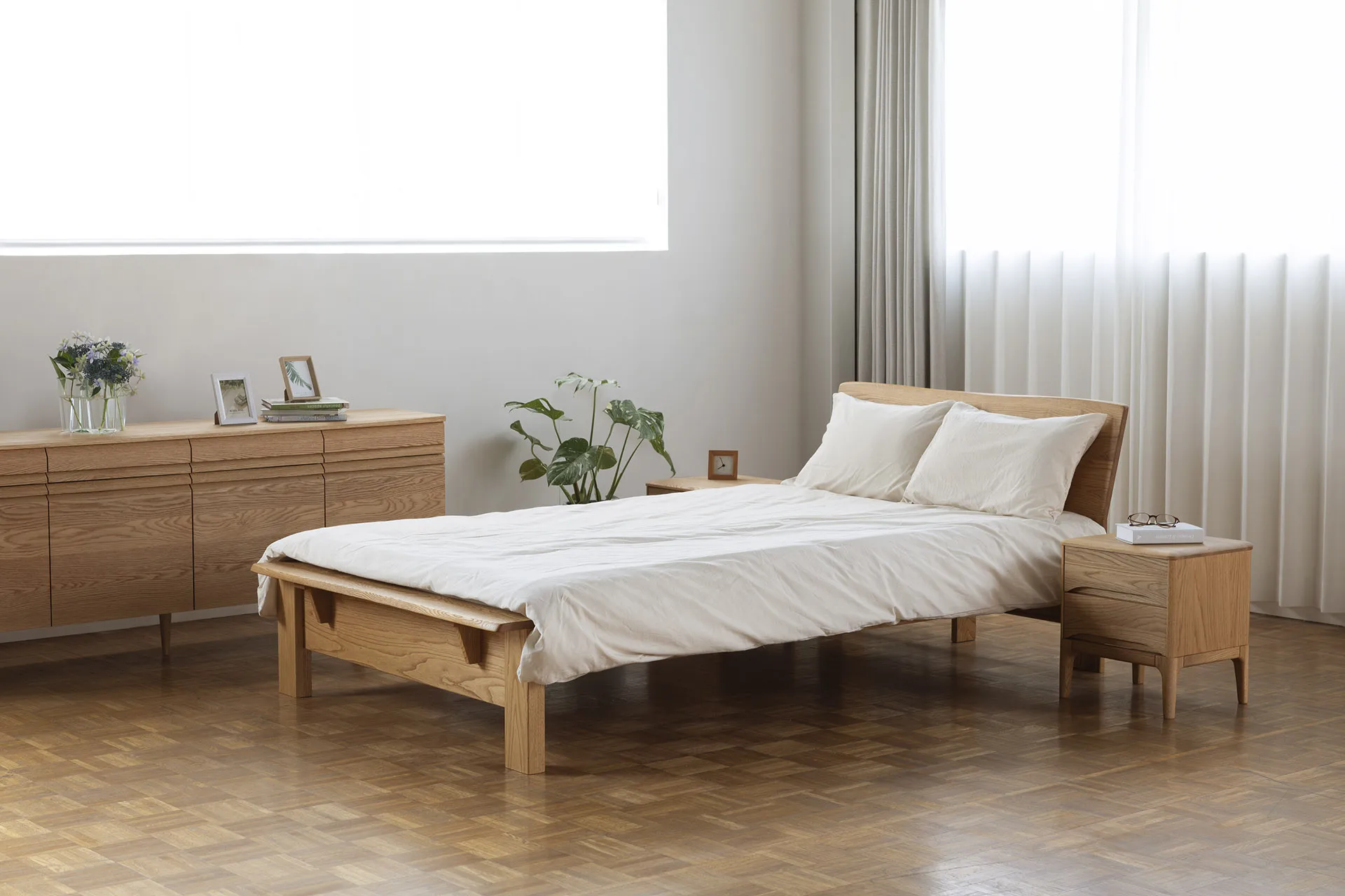 無垢材のベッドフレームとサイドテーブルのベッドルーム家具セット