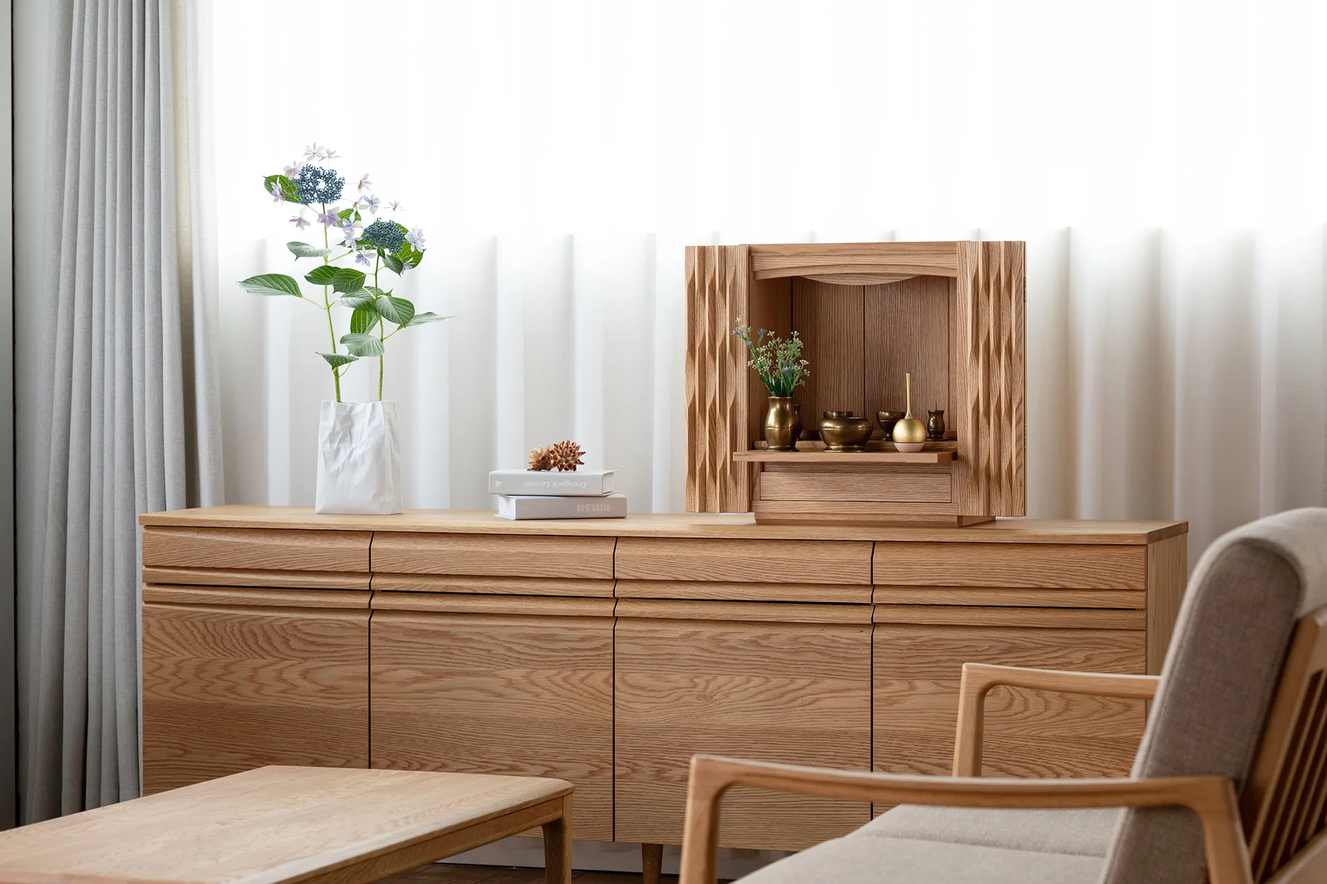 モダンなデザインの無垢材の仏壇、リビングに調和するデザイン