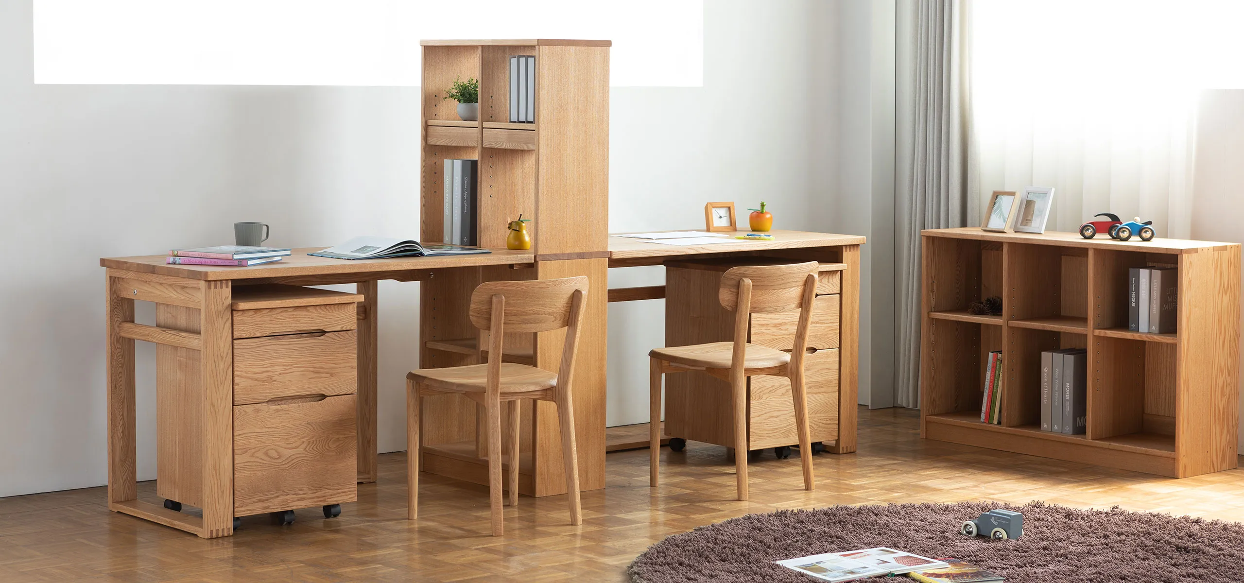子ども用の無垢材学習デスクと本棚、安全な木製家具セット