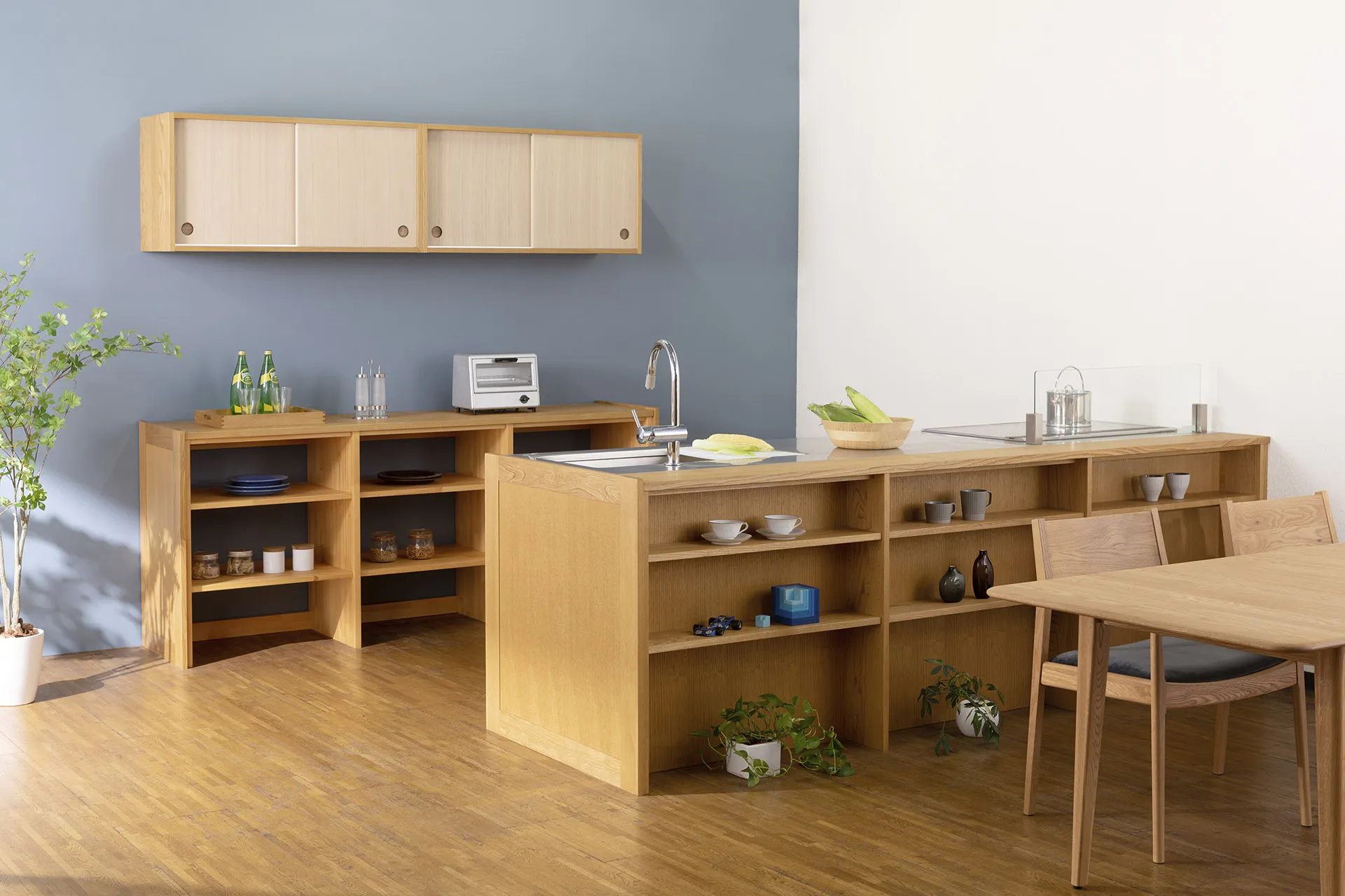 無垢材のオーダーメイドキッチン。機能的な収納の木製家具