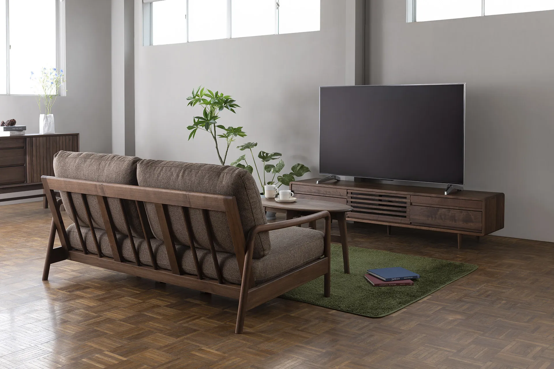 無垢材のソファとテレビボードのリビング家具コーディネート