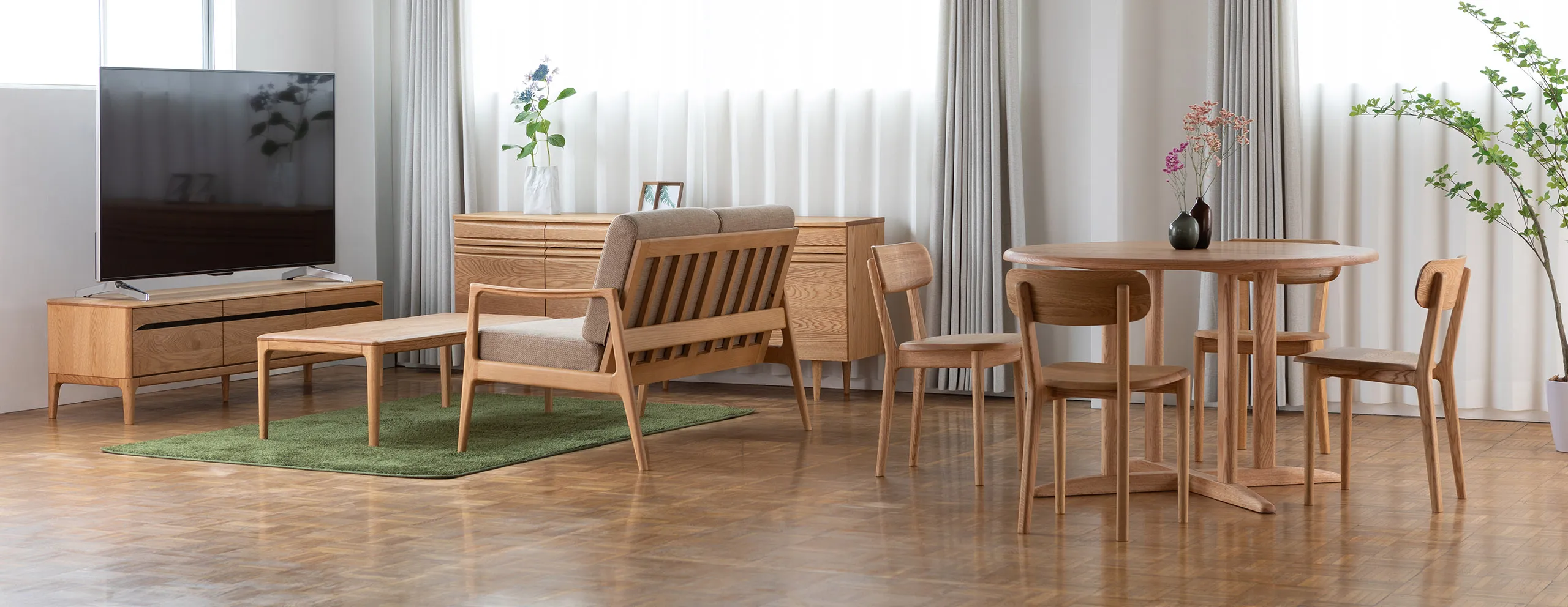 無垢材の家具でトータルコーディネートしたリビングダイニング