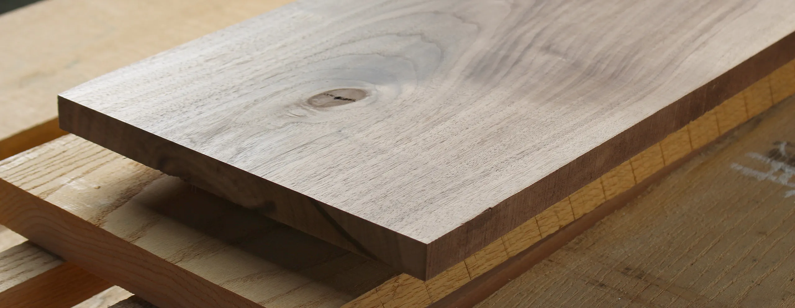 美しい木目が映える無垢材天板