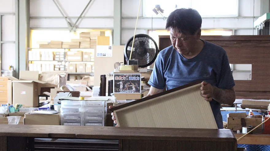 家具工場での無垢材加工、職人による丁寧な製造工程