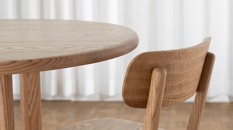 無垢材円形ダイニングテーブルとイスのセット、小さなお子さまやご年配のご家族がいる環境でも怪我の心配が少ない柔らかなフォルム