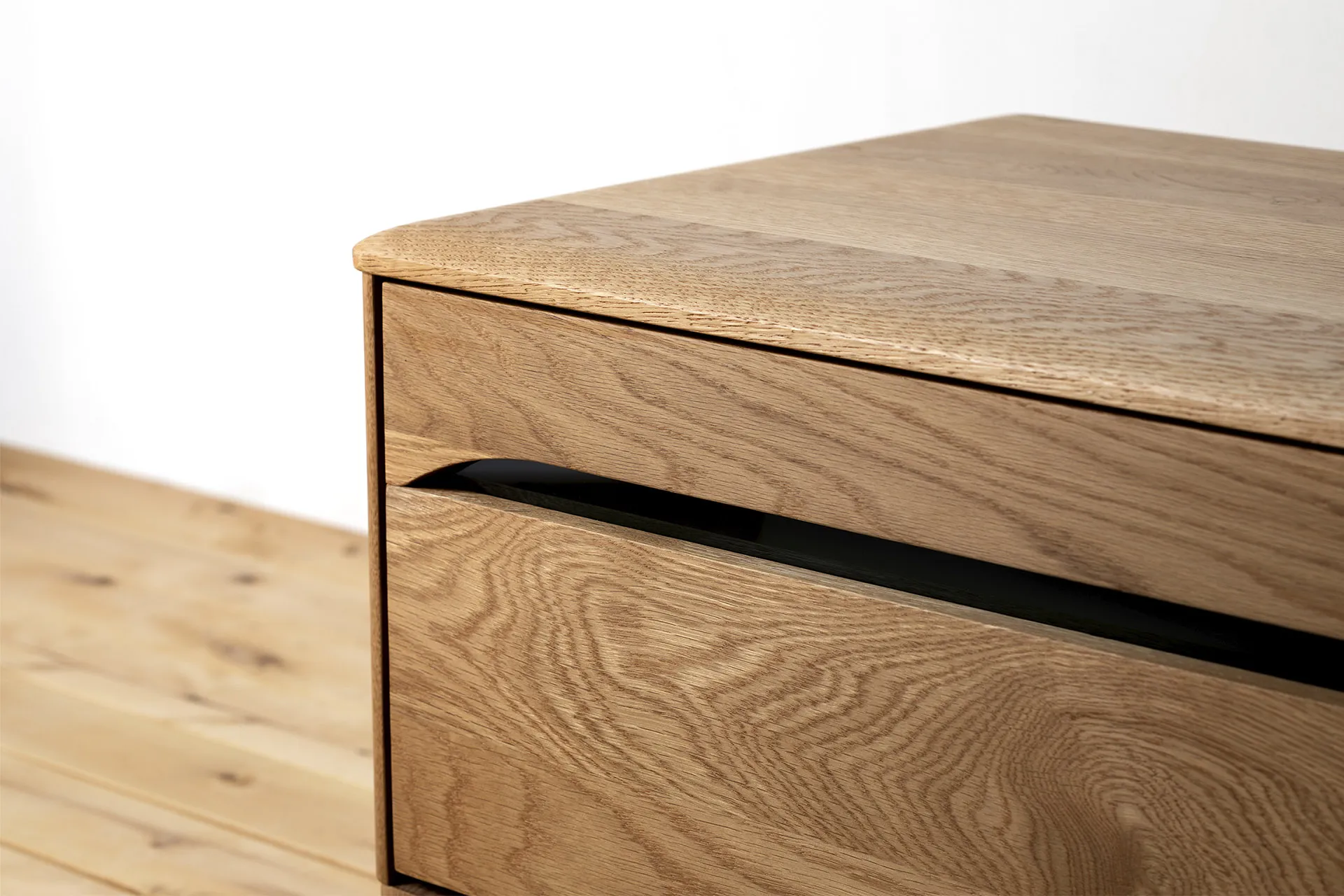 無垢材収納家具の美しい木目と機能的なデザイン