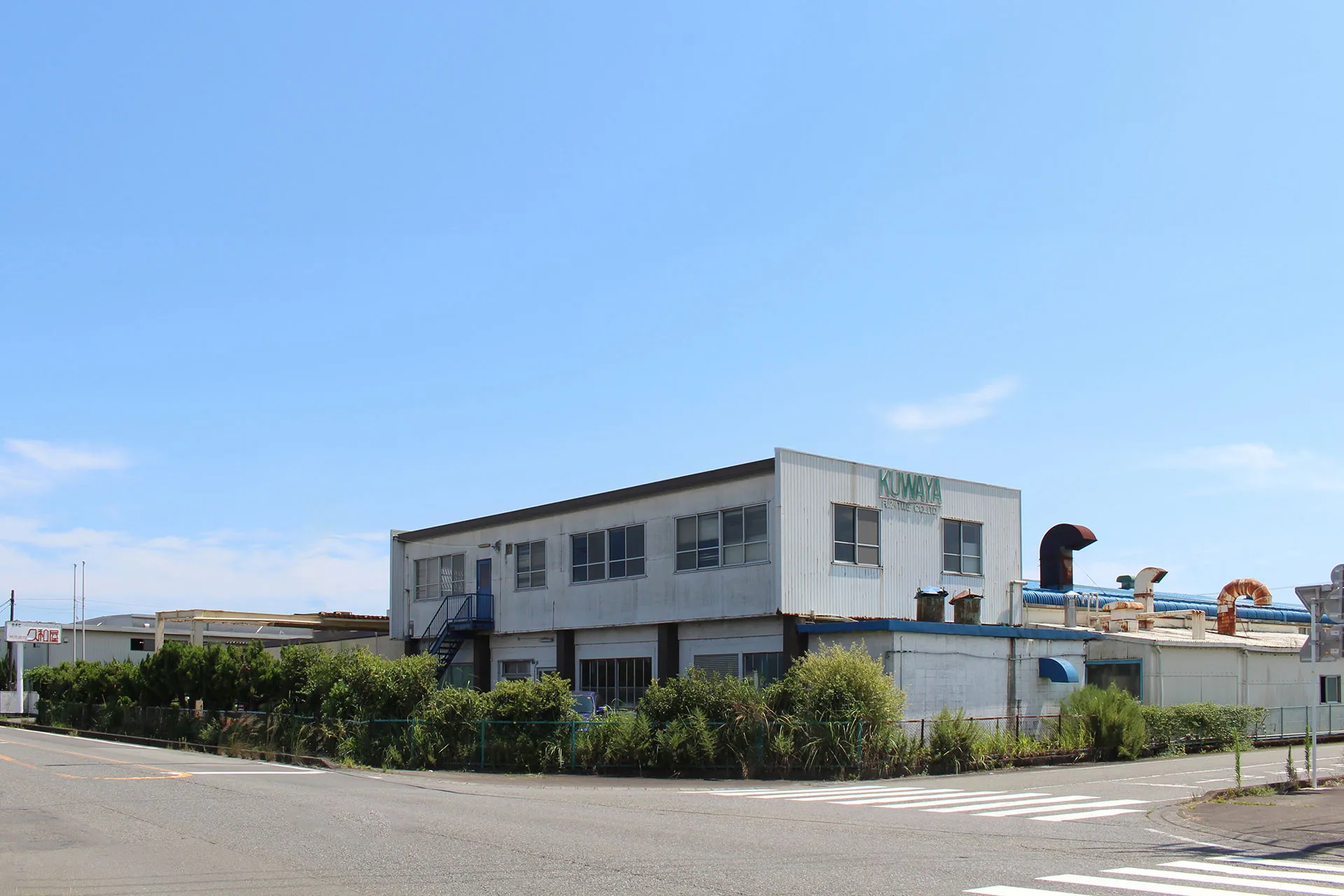 久和屋焼津工場外観、家具の一貫製造拠点