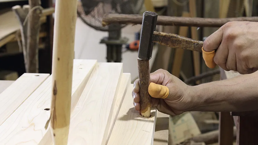 職人による無垢材の手作業加工、無垢材を大事に使う久和屋では一つ一つ職人が節埋めをする