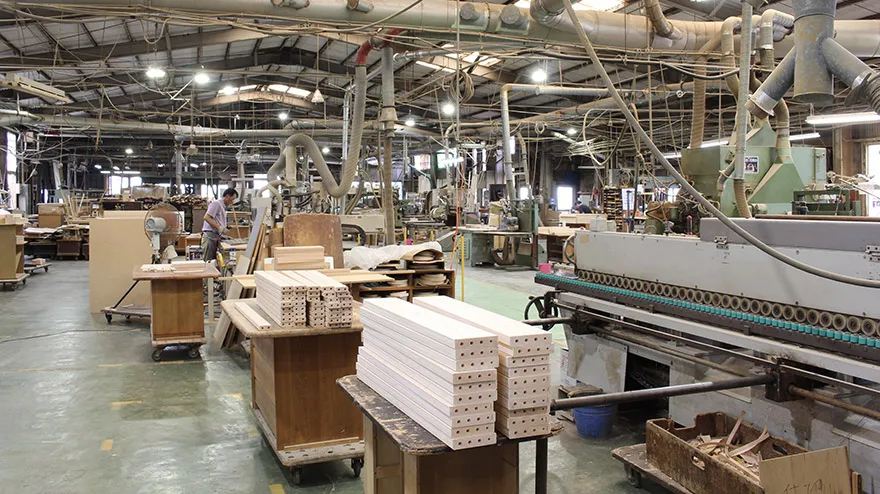 無垢材家具製造工場内部、久和屋は箱もの家具を得意とする設備