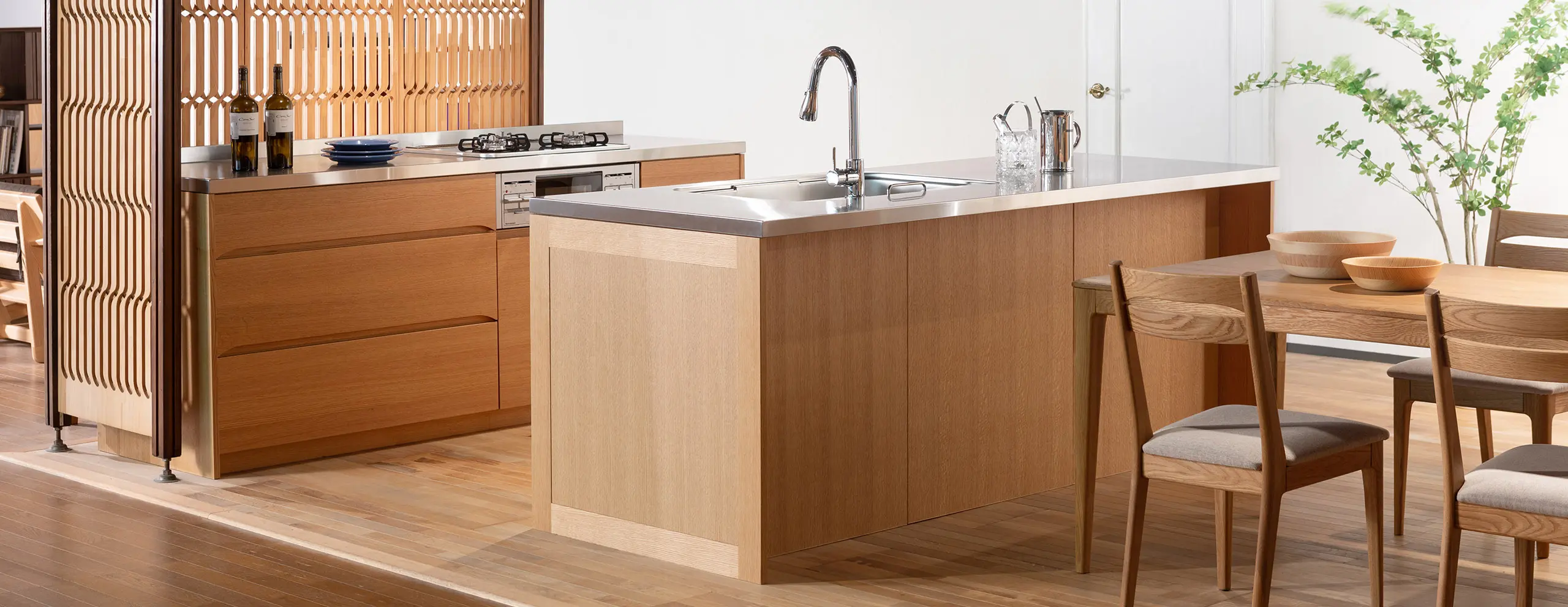 無垢材オーダーメイドキッチン、機能性とデザインを両立