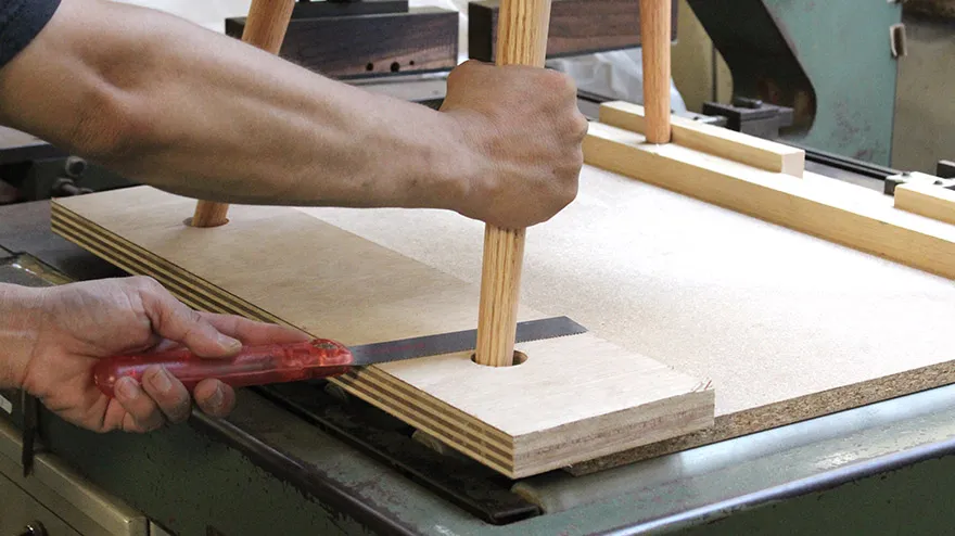 職人によるの技術により脚カットをすることで高さ調整ができる