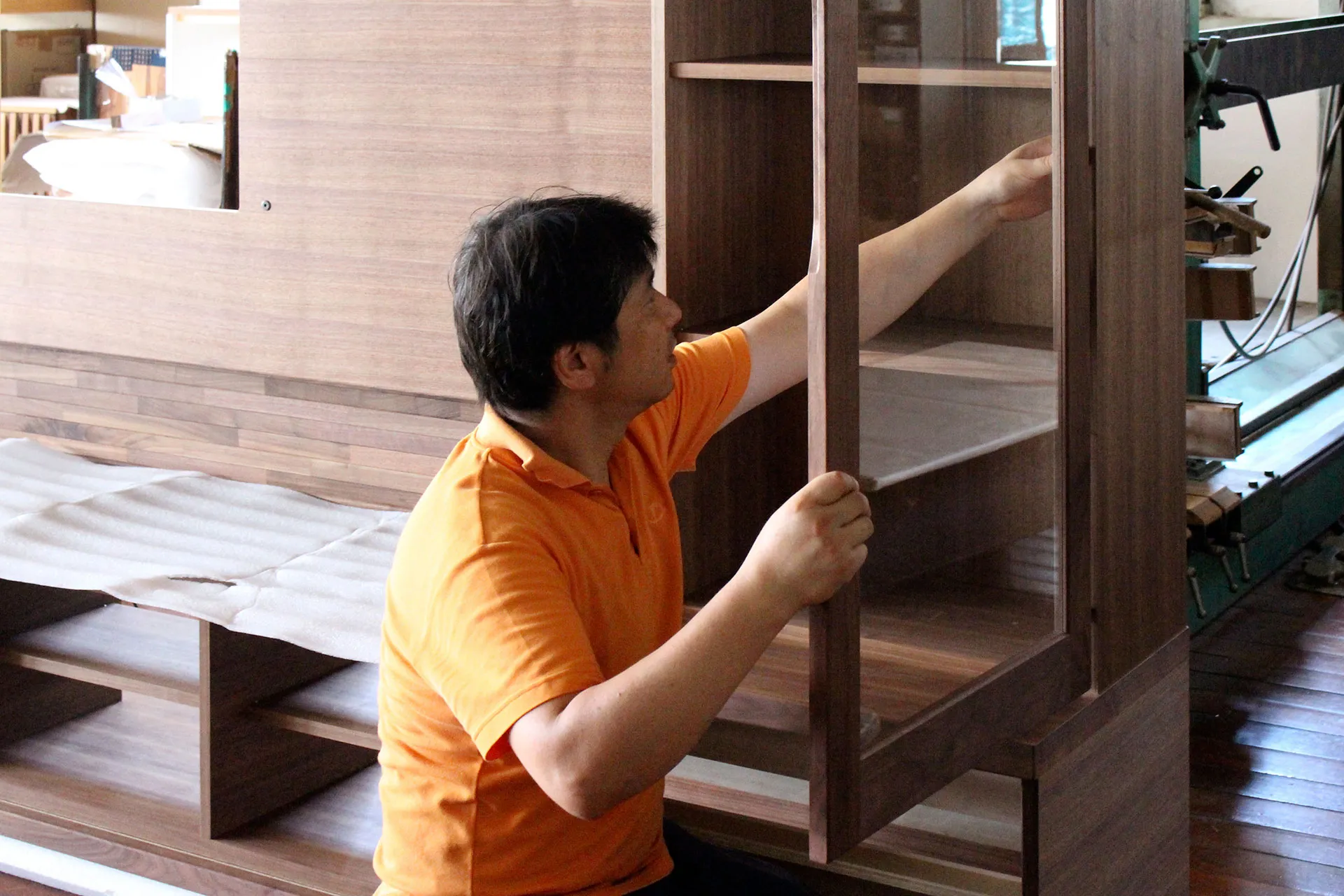 無垢材収納家具の組み立て作業、熟練職人による製造
