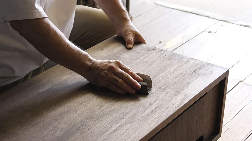 自社工場の職人が丁寧に研磨してオイルを再塗装する