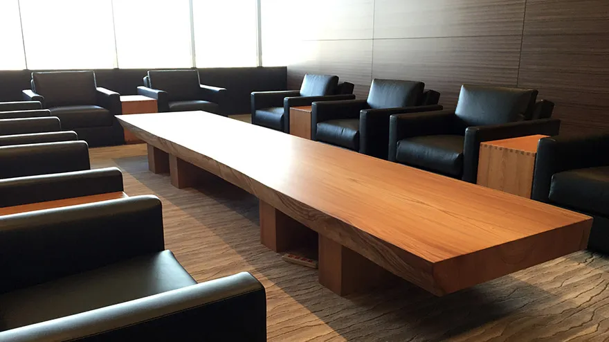 無垢材フローリングで遊ぶ赤ちゃん、食品衛生基準を満たしている安全な自然素材