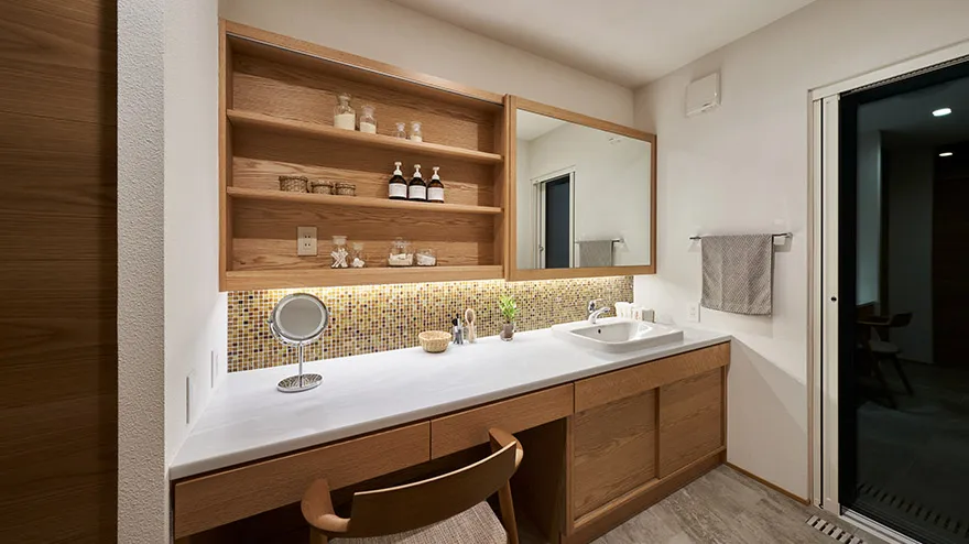 職人による無垢材の塗装作業、余分なオイルが残らないように拭き取って乾燥させ、一つずつ丁寧に仕上げる