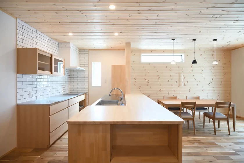 久和屋の無垢材を活かした対面キッチンとダイニング。木の家、自然素材の家具。