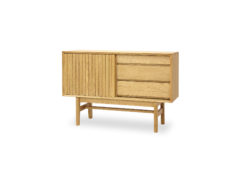 DELTA 120 サイドボード　オーク無垢材サイドボード 縦格子引き戸と引出し3段 脚付きデザイン