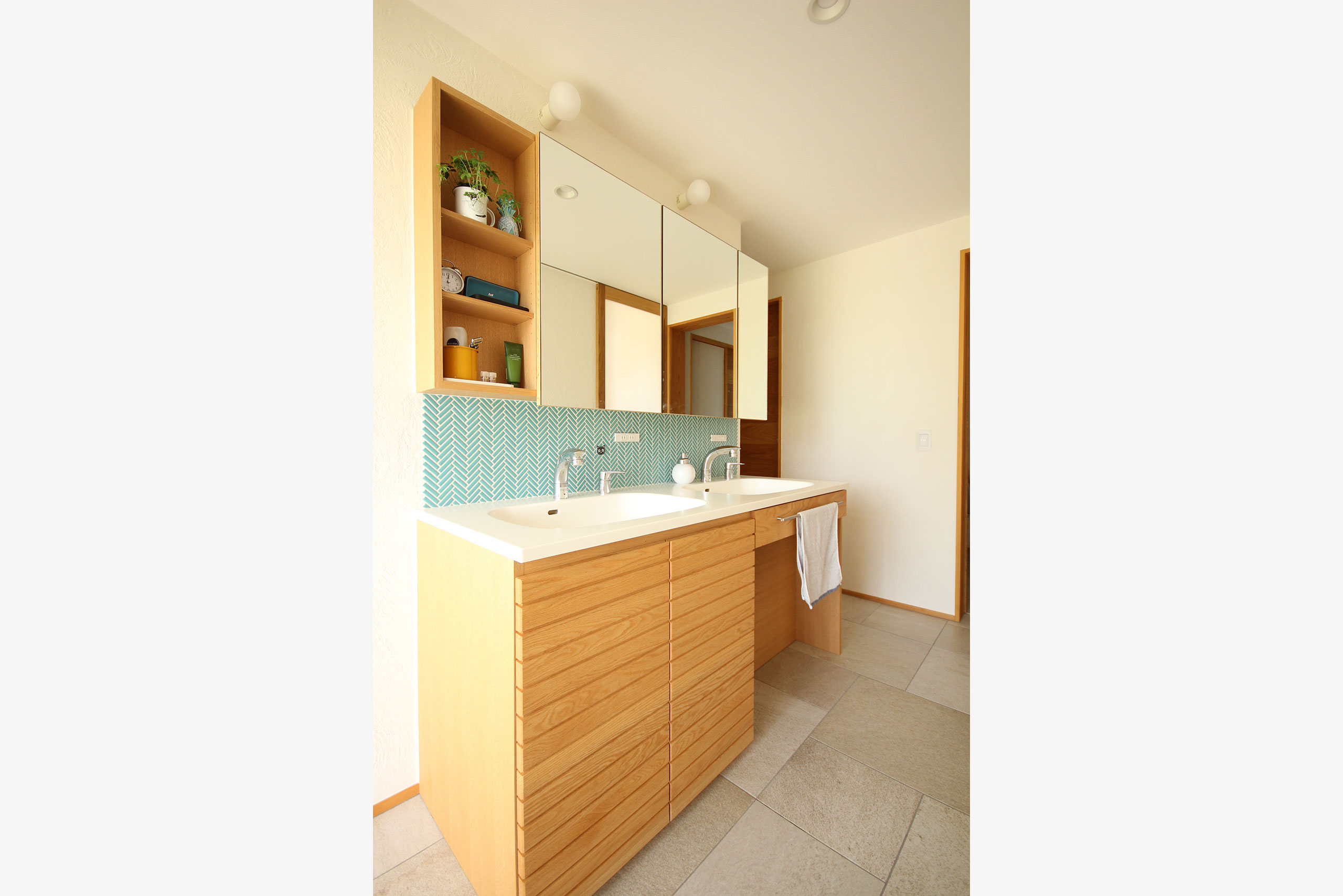 オーダーメイド洗面化粧台 レッドオーク無垢材 ルーバー扉 オープン棚付き