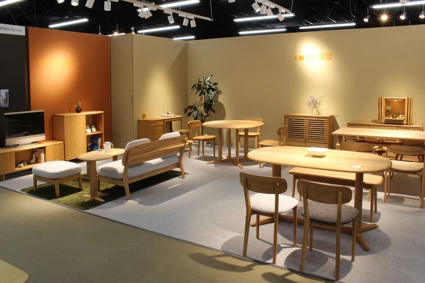 大川家具新春展2026の久和屋ブース全景。無垢材家具が並ぶ様子