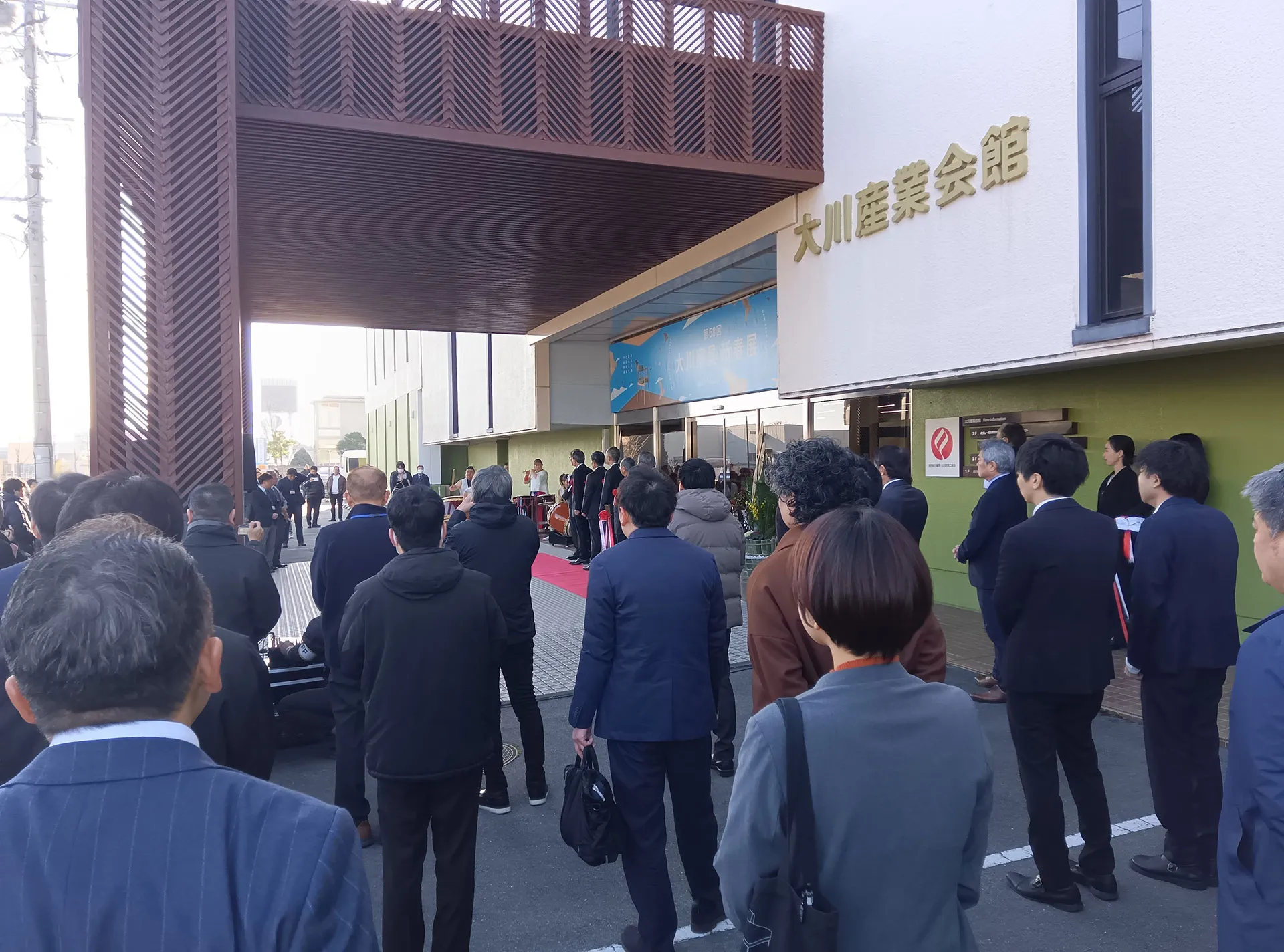 大川家具新春展2026の開会式の様子。大川産業会館の入り口