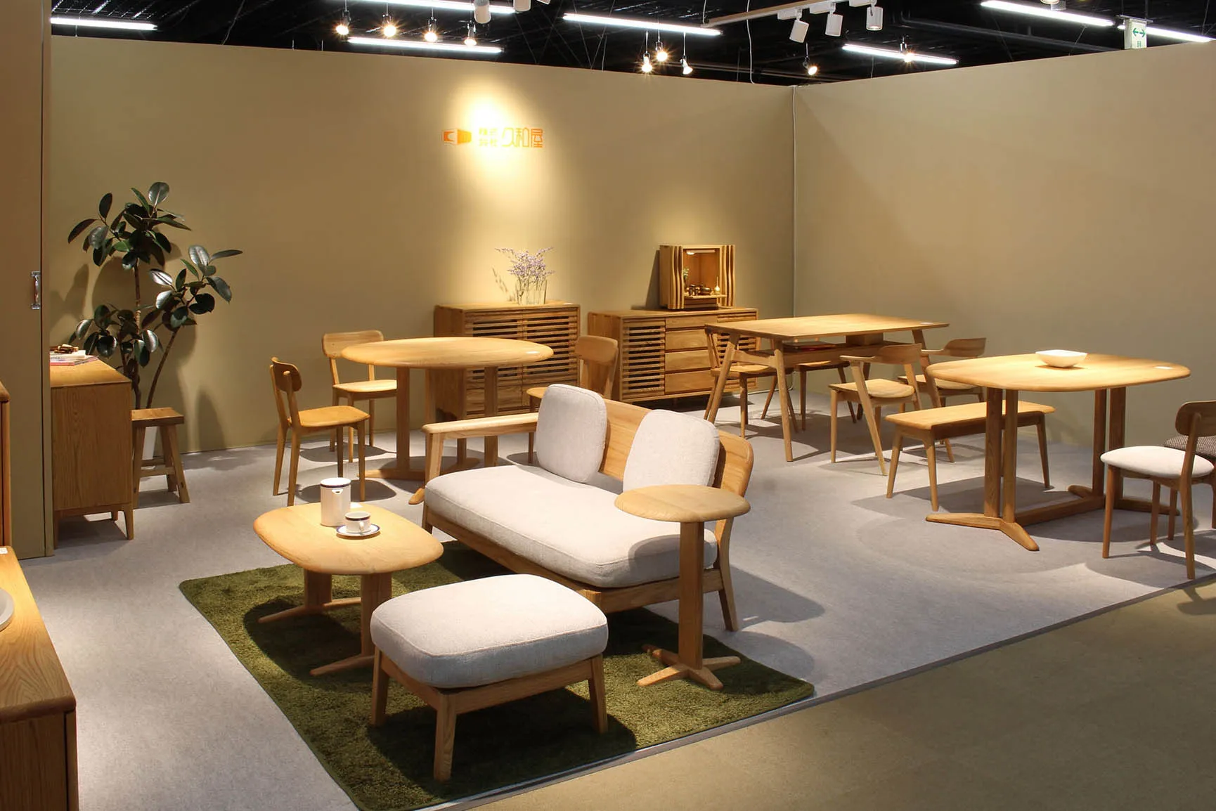 久和屋ブース。新作CHIFFONAシリーズのソファとダイニング