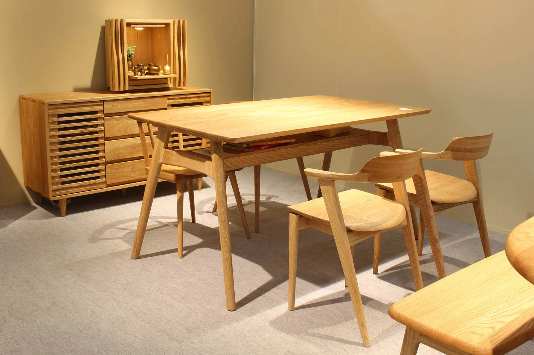 HIGH HEELシリーズのダイニングテーブルとモダンな仏壇