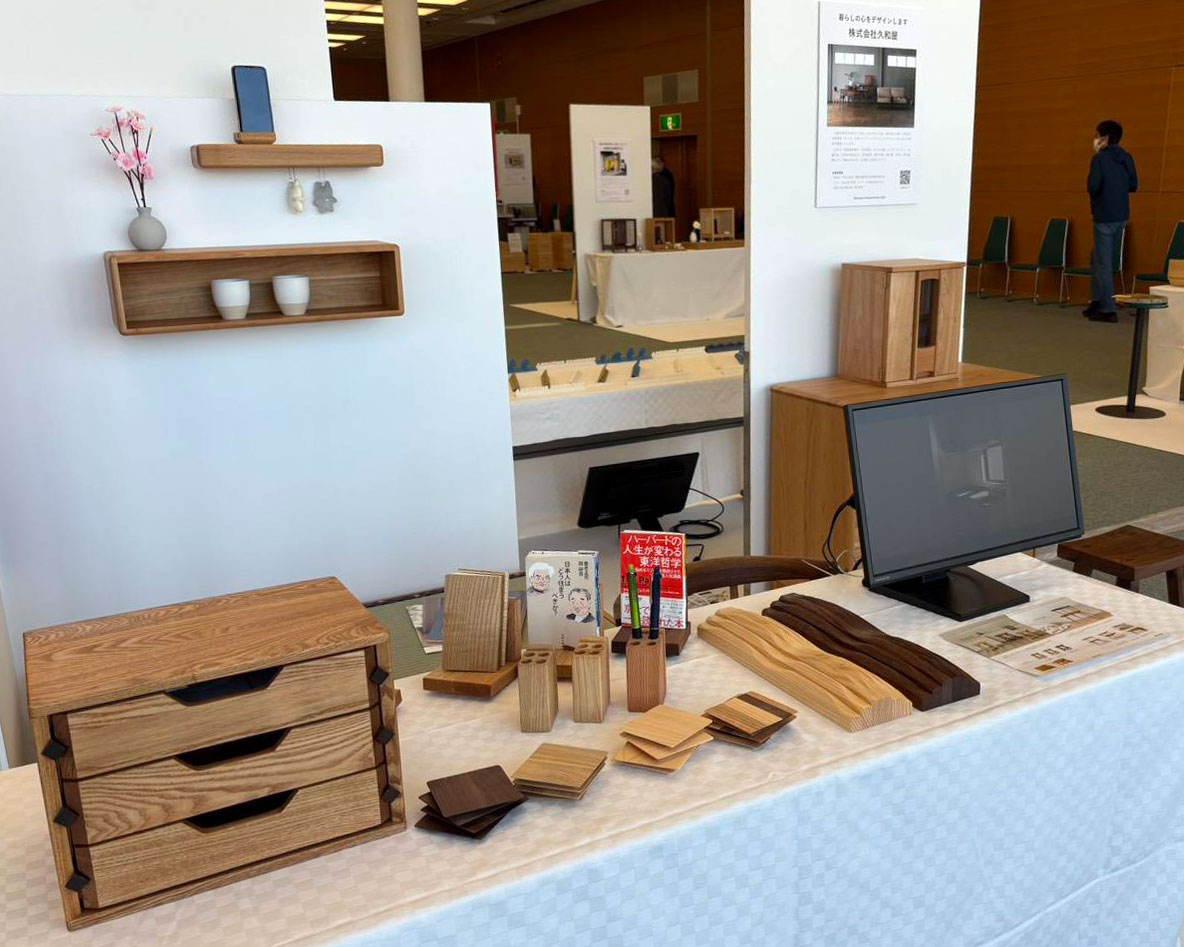 久和屋ブースに並ぶ、無垢材を活かした多彩な小物と収納家具