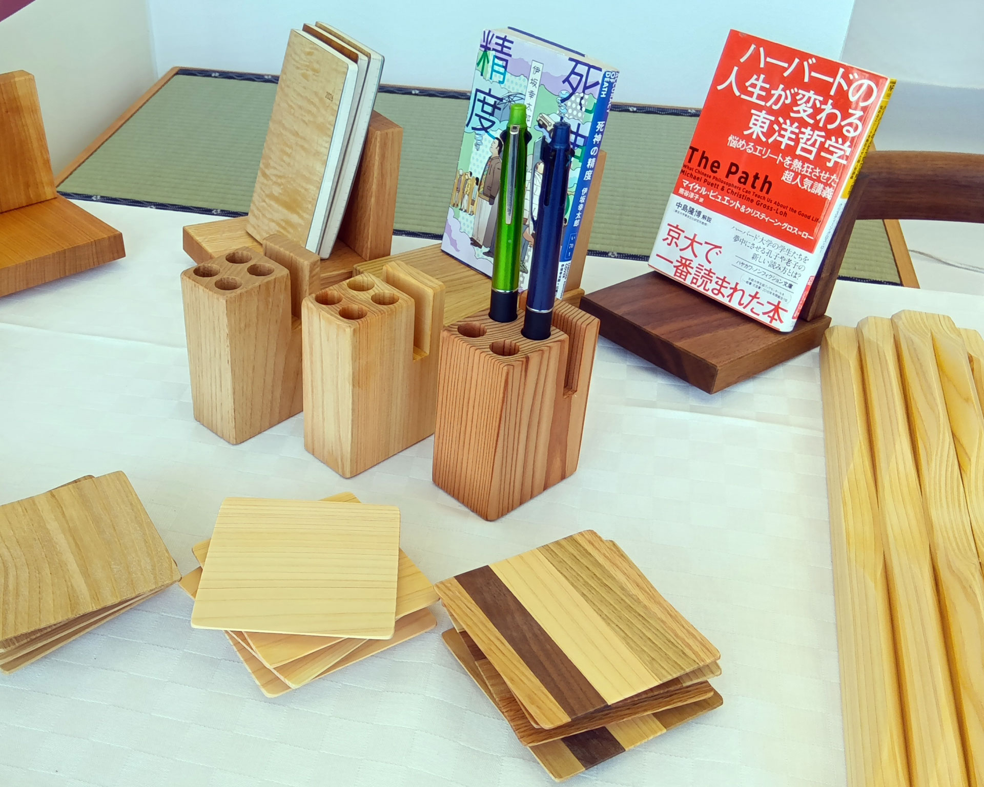 自然塗料で仕上げたペンスタンドやコースター等の木工小物