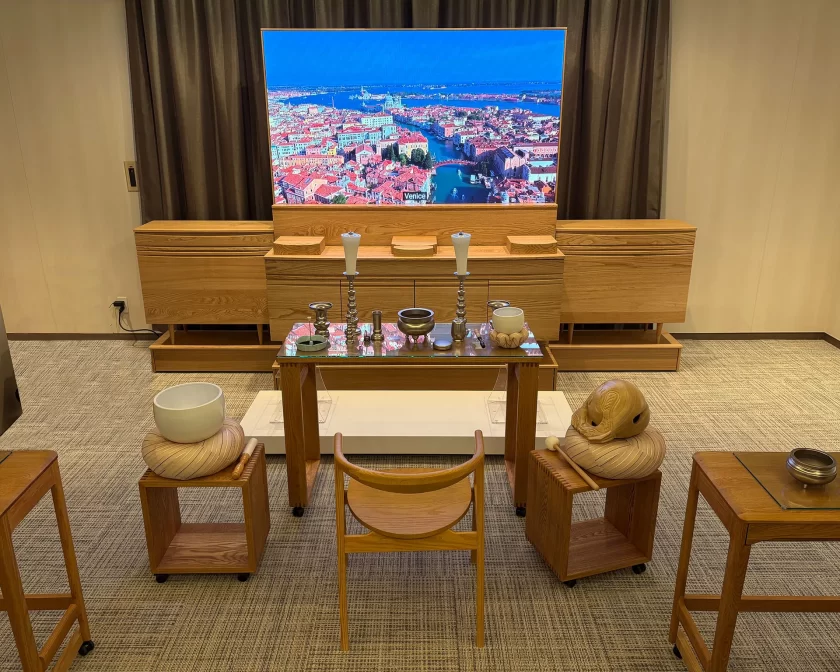 リビングシリーズ「グランステージ」をベースに無垢材の風合いを活かして制作した葬儀場用の祭壇