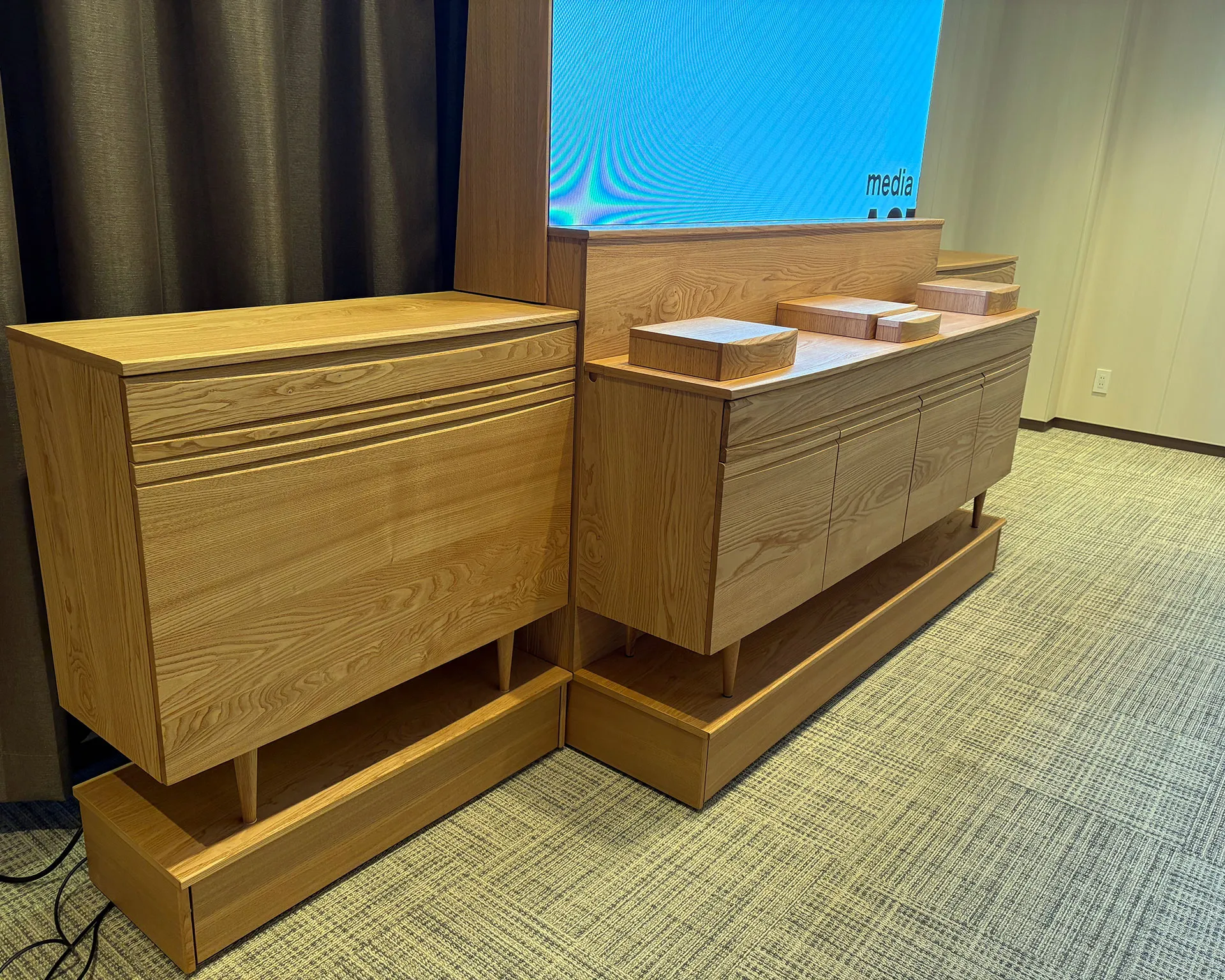 直線的なデザインが空間に上質な落ち着きを添える特注仕様の無垢材ロングサイドボード