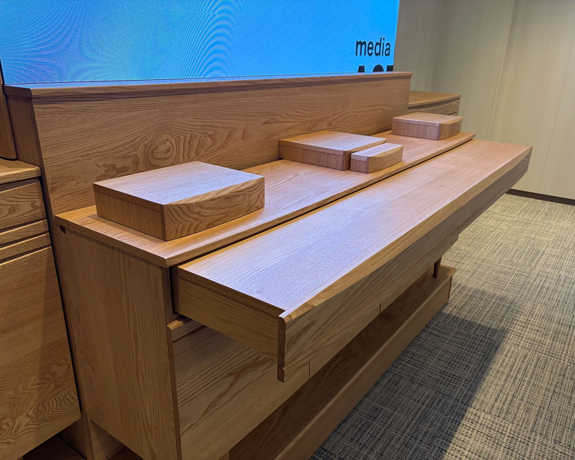 故人様への供え物などを置くために特注で制作されたサイドボードの大きなスライドテーブル