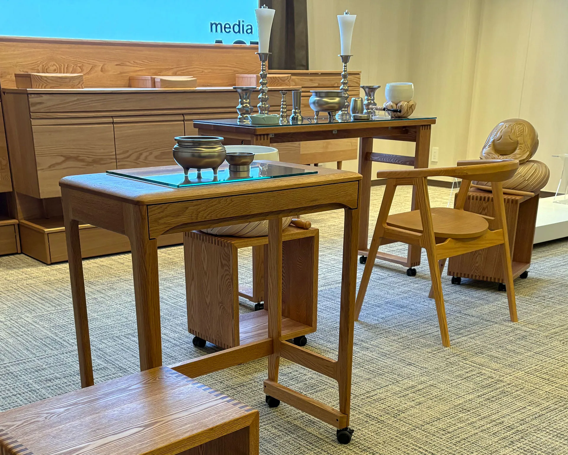 空間全体の温かさを大切にするために久和屋の無垢家具を採用した仏具用の展示・供養スペース