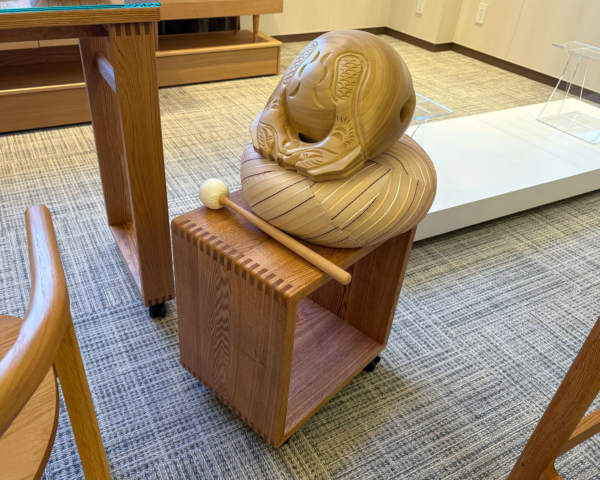 リビングアイテムの「ロダン」にキャスターを取り付け木魚の台として活用した柔らかな佇まいの特注事例